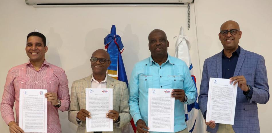 La firma del acuerdo estuvo encabezada por Esteban Pérez Polanco, de INEFI, Rafael Uribe, de la Fedombal y Gerardo Suero, de Atletismo.