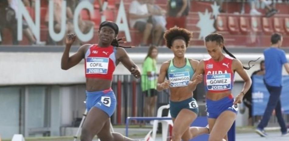 Fiordaliza Cofil fue la encargada de cerrar la carrera de los 4X100 metros con medalla de oro para República Dominicana.