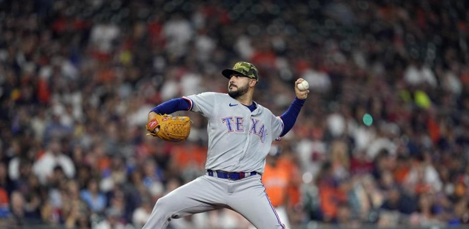 El venezolano Martín Pérez, de los Rangers de Texas, lanza ante los Astros de Houston.