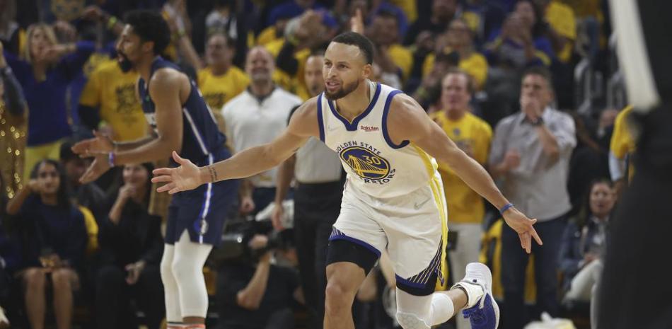 El base de los Warriors de Golden State Stephen Curry reacciona durante el juego 2 de las Finales de la Conferencia Oeste ante los Mavericks de Dallas.