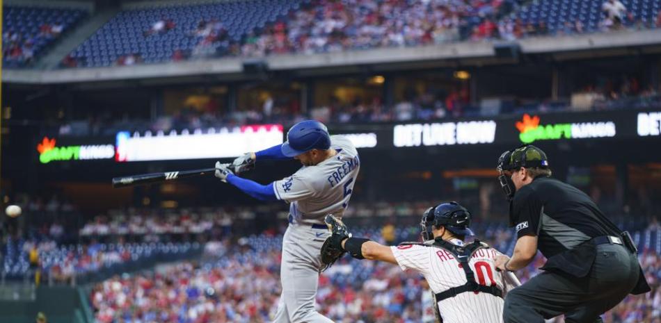 Freddie Freeman de los Dodgers de Los Ángeles conecta un sencillo de dos carreras en la segunda entrada del triunfo ante los Filis de Filadelfia.