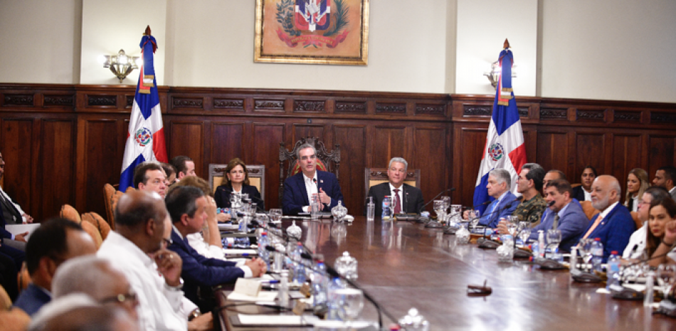 El presidente Luis Abinader en una reunión con funcionarios a los que orientó sobre el nuevo plan de escuchar y atender a las necesidades de las provincias. ARCHIVO/LD