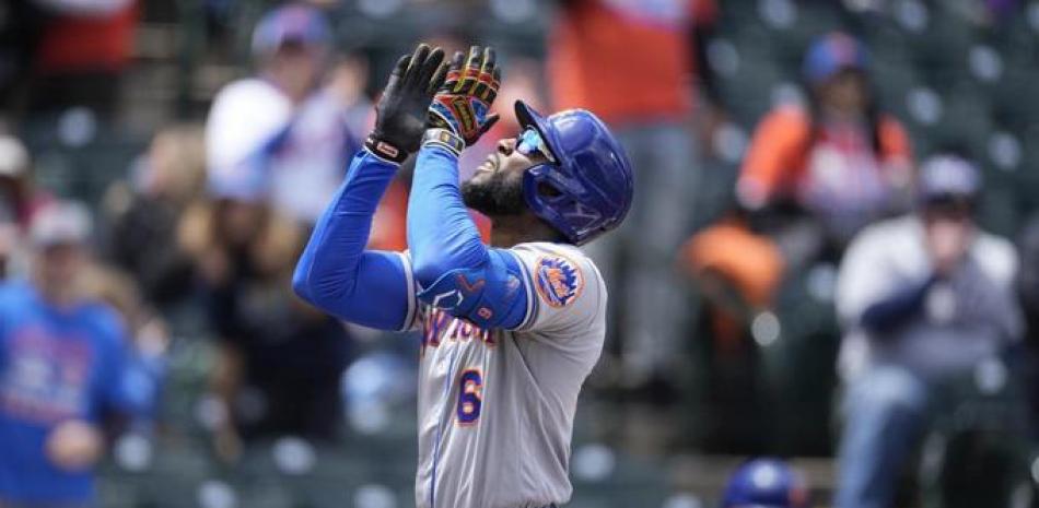 Starling Marte, de los Mets de Nueva York, mira hacia el cielo luego de conectar un jonrón de dos carreras ante los Rockies de Colorado.