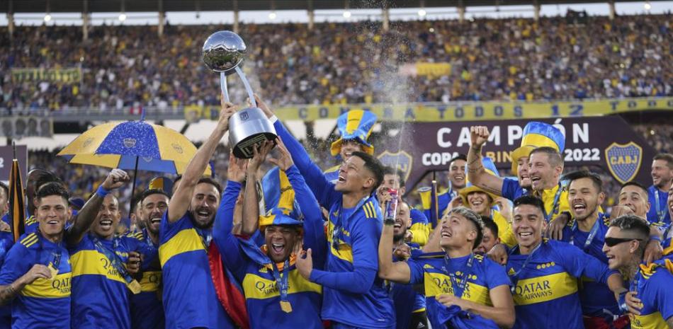 Jugadores del Boca Junior levantan el trofeo de campeón tras vencer al Tigre en la final de la Copa de Liga en el Estadio Mario Alberto Kempe.