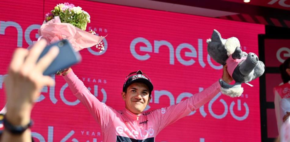 El ciclista ecuatoriano Richard Carapaz festeja en el podio tras tomar el liderato en la clasificación general del Giro de Italia.
