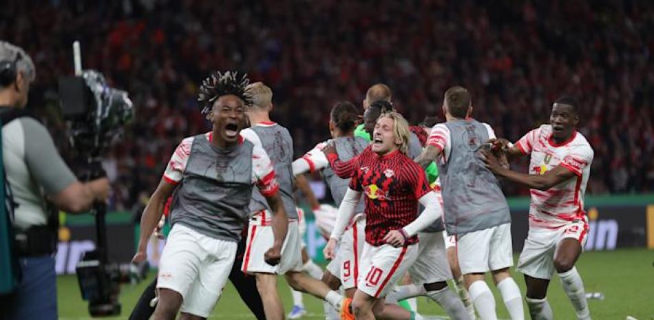 Integrantes del equipo de Leipzig celebran tras la victoria en penales sobre el Friburgo que les concedió la Copa de Alemania.