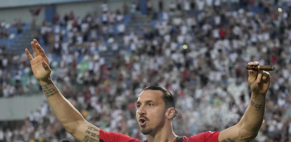 El delantero Zlatan Ibramovic celebra con un cigarro el título conquistado este domingo por AC Milan.