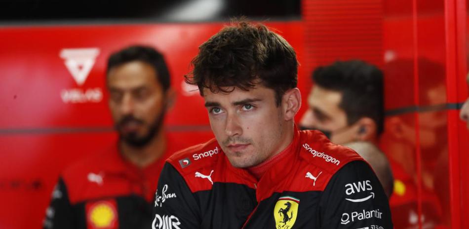 El piloto de Ferrari Charles Leclerc espera en el pit durante la tercera sesión de práctica en el circuito Barcelona Catalunya en Montmeló, España.
