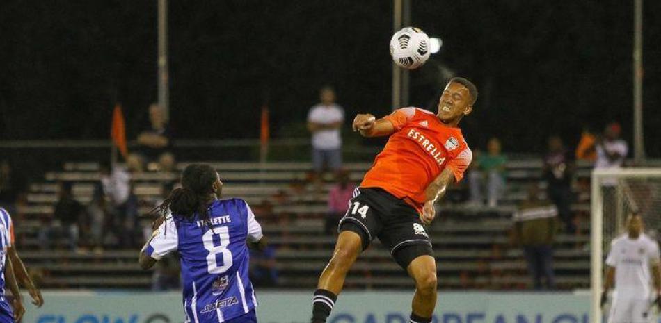 Jean Carlos López, del Cibao FC, cabecea el balón durante el partido frente al Violette en la final del torneo Flow Concacaf.