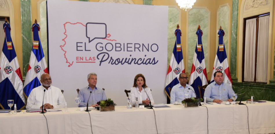 La vicepresidenta de la República y presidente en funciones, Raquel Peña, marcó el inicio del programa.