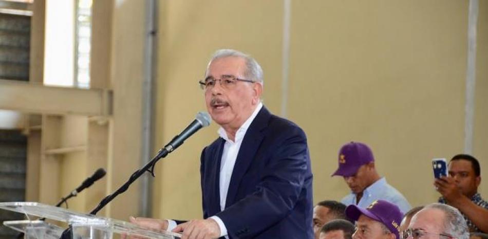 El expresidente Danilo Medina durante el acto de juramentación de nuevos miembros del PLD en Azua.