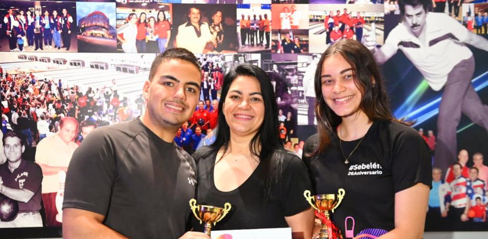 Yamile Fatule premia a Wascar Cavallo y  Rosalía Guzmán, ganadores del torneo de boliche dedicado a las madres.