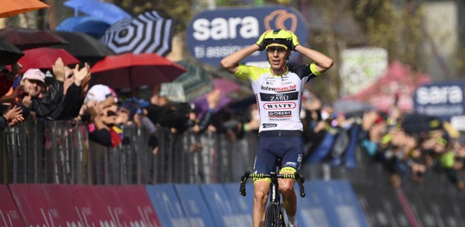 El checo Jan Hirt celebra al cruzar la meta en la 16ma etapa del Giro de Italia que recorrió de Salo a Aprica.