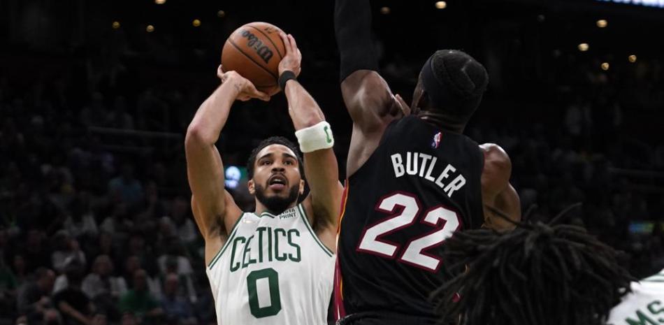 Jayson Tatum (derecha) de los Celtics de Boston lanza ante Jimmy Butler del Heat de Miami, en las finales de la Conferencia Este de la NBA.