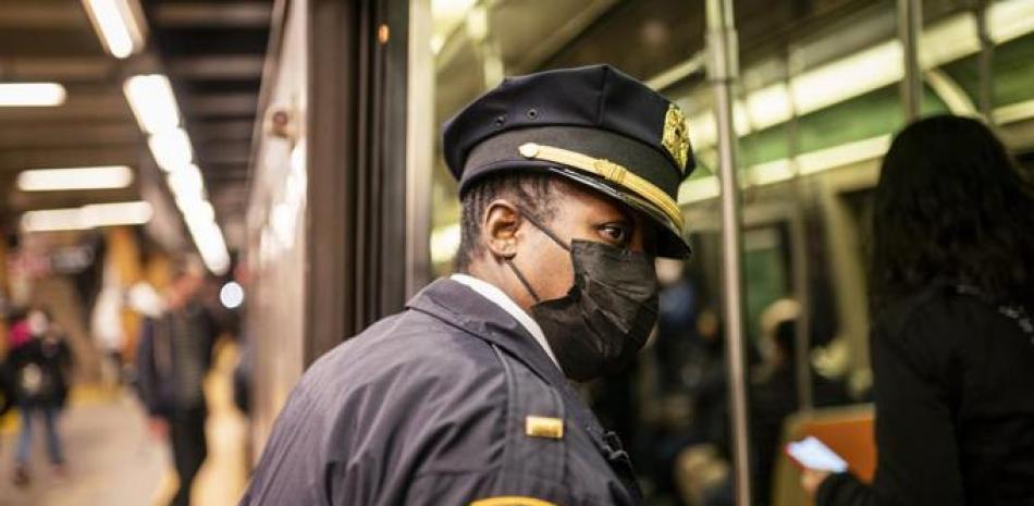 Agente policial en el Metro de Nueva York. Foto de archivo / LD