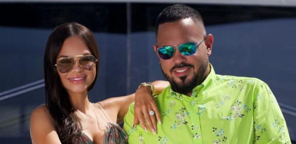 El productor Raphy Pina fue condenado este martes a 41 meses de prisión y se entregó. Su esposa, la dominicana Natti Natasha, estuvo hasta el último momento con él.