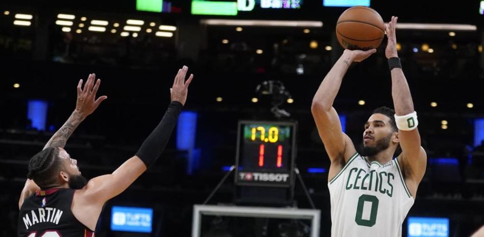 El alero de los Celtics de Boston Jayson Tatum lanza sobre el alero del Heat de Miami Caleb Martin en el juego 4 de las Finales de la Conferencia Este.
