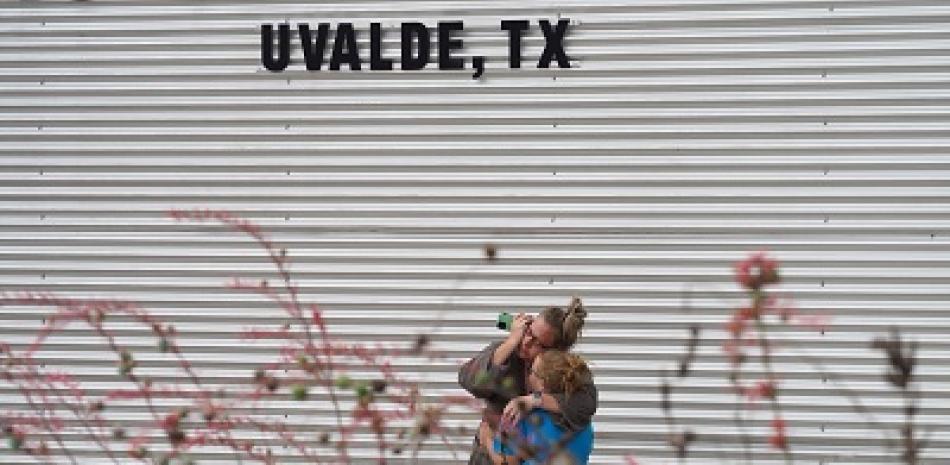 Familiares de las victimas de tiroteo en Texas. Foto: AFP
