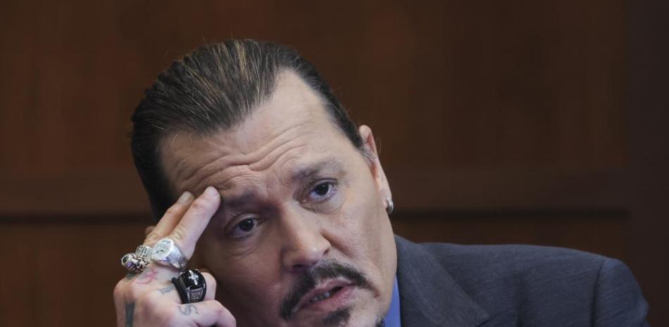 El actor Johnny Depp testifica en el Tribunal de Circuito del Condado de Fairfax en Fairfax, Virginia, este 25 de mayo de 2022. (Foto: Evelyn Hockstein/Pool vía AP).