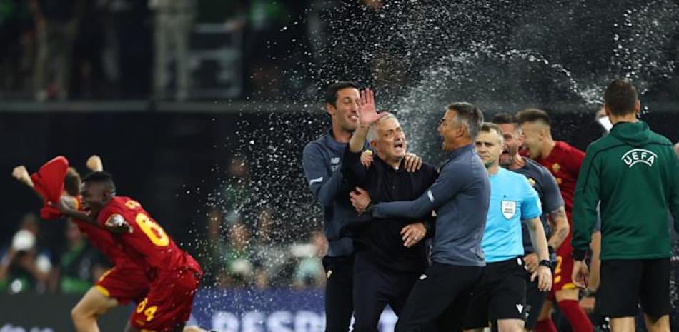 El entrenador de AS Roma, José Mourinho celebra después de ganar la Europa Conference League.