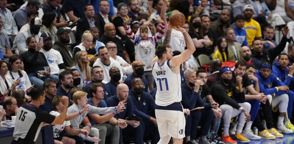 Luka Doncic, base de los Mavericks de Dallas, intenta un triple en el cuarto partido de la final de la Conferencia Oeste ante los Warriors de Golden State.