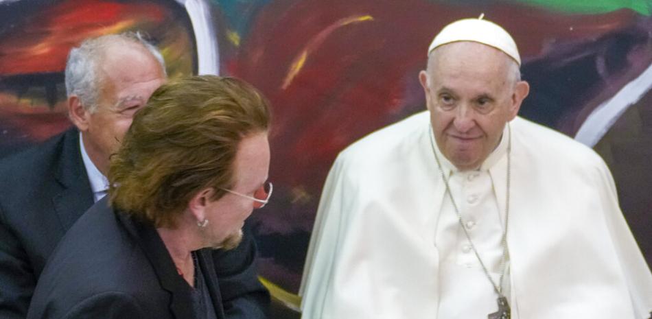 Bono, segundo de la izquierda, y el papa Francisco asisten con estudiantes de diferentes países al lanzamiento del movimiento educativo internacional Scholas Occurrentes en la Pontificia Universidad Urbaniana en Roma, el jueves 19 de mayo de 2022.

Foto: AP/Andrew Medichini