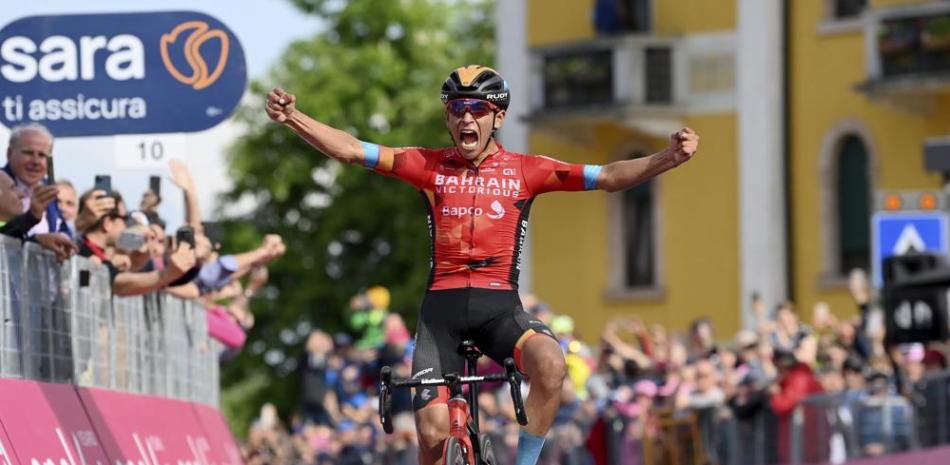 Santiago Buitrago cruza la meta en 4 horas y 27,41 minutos para ganar la 17ma etapa del Giro D'Italia, 165 kilómetros de Ponte DiLegno a Lavarone.