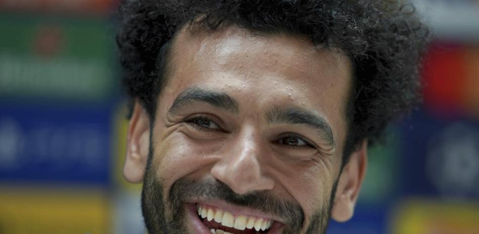 El astro de Liverpool Mohammed Salah sonríe durante una conferencia de prensa de cara a la final de la Liga de Campeones.