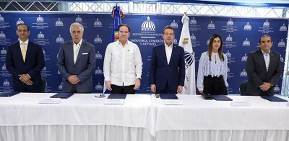 Ejecutivos del Grupo Linda, Victorina, La Famosa, Molinos Modernos e Induban junto al ministro de Industria y Comercio, Víctor Bisonó.