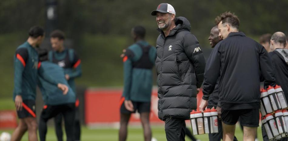 El técnico Jurgen Klopp sonríe durante una sesión de entrenamiento del Liverpool previo a la final de la Liga de Campeones, en el centro de entrenamiento.