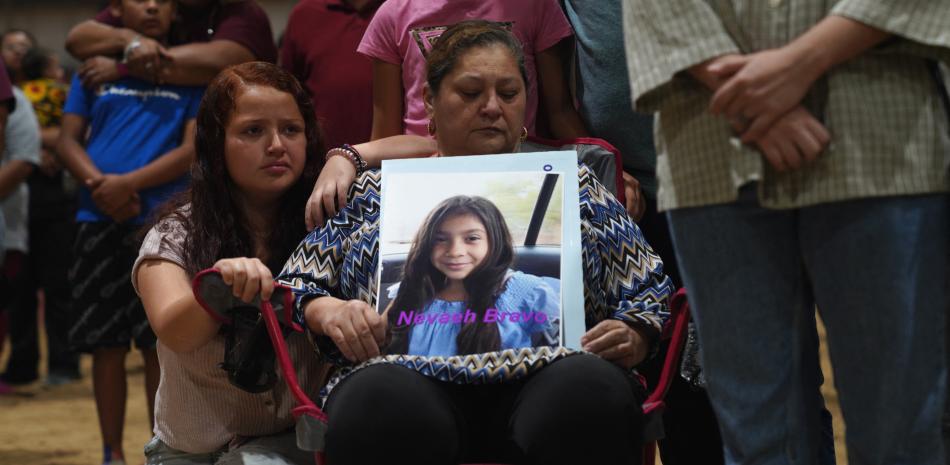 Familiares de las víctimas del tiroteo en texas. Foto vía AFP.