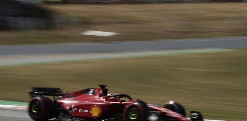 El piloto Charles Leclerc, de Ferrari, conduce su coche durante el Gran Premio de la Fórmula Uno en España, realizada en la pista de Montmello.