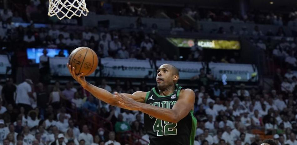 El pívot de los Celtics de Boston Al Horford avanza y salta para lanzar el balón de bandeja en el juego 5 de las Finales de la Conferencia Este ante el Heat de Miami.