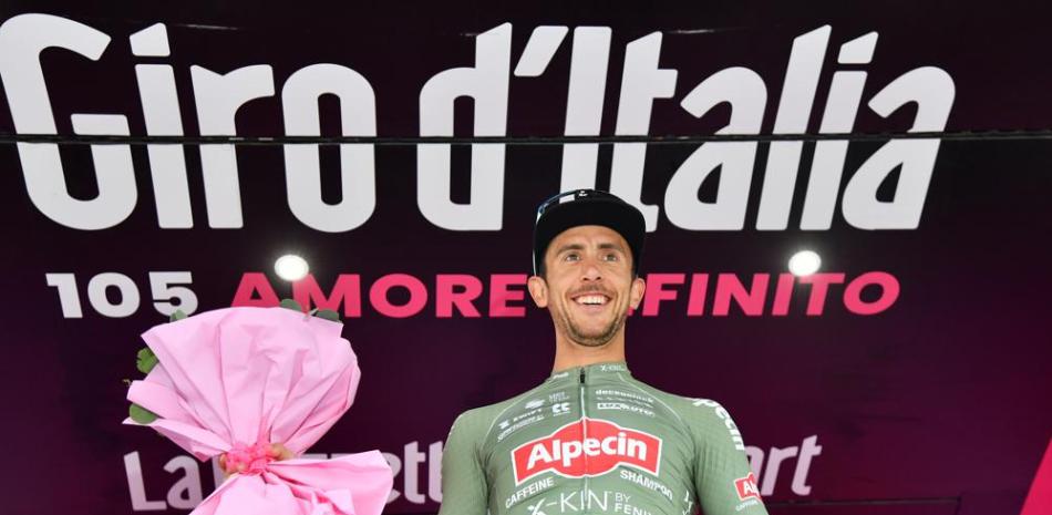 El belga Dries De Bondt festeja en el podio tras conquistar la 18va etapa del Giro de Italia, un tramo de Borgo Valsugana a Treviso, Italia.