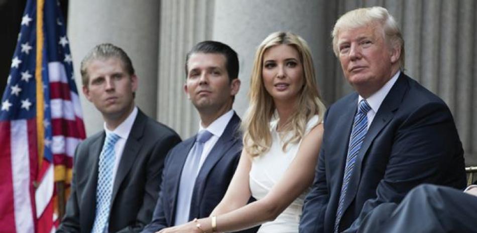 Donald Trump junto a su estposa e hijos. / FOTO: archivo.