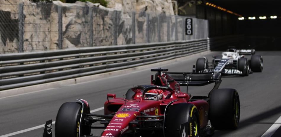 El piloto monegasco Charles Leclerc, de Ferrari, conduce en la primera sesión de práctica para el Gran Premio de Mónaco.
