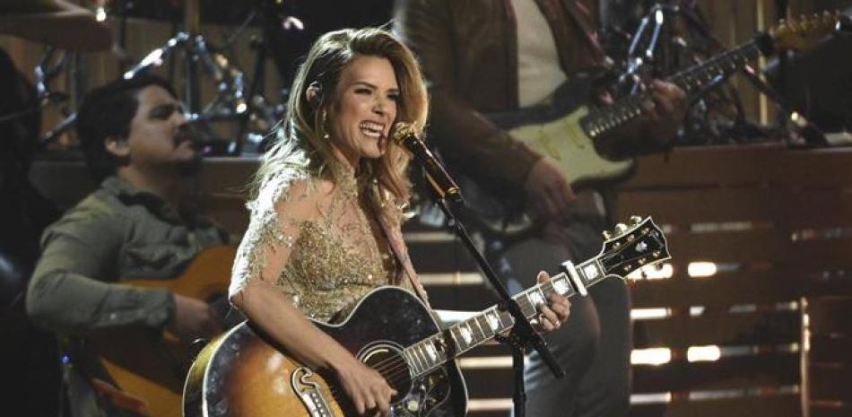 Kany García interpreta "Para Siempre" en los Latin Grammy el 15 de noviembre de 2018 en la MGM Grand Garden Arena en Las Vegas. La cantante lanzó su álbum "El amor que merecemos" el 27 de mayo de 2022. (Foto Chris Pizzello/Invision/AP).