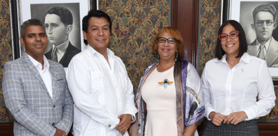 Mario Medina, Arturo Marroquín,gerente general de ISM; Cándida Acosta, editora de Economía & Negocios, y Lizzy González. SILVERIO VIDAL/LD