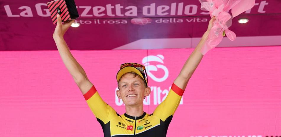 El holandés Koen Bouwman festeja en el podio tras ganar la 19na etapa del Giro de Italia, un tramo de Marano Lagunare a Santuario di Castelmonte, Italia.