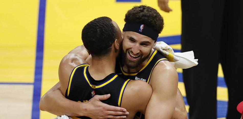 Klay Thompson, de los Warriors de Golden State, abraza a su compañero Stephen Curry en el quinto partido de la final de la Conferencia Oeste ante los Mavericks.