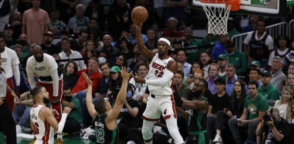 Jimmy Butler busca anotar dos puntos en el choque que el Heat se impuso a los Celtics