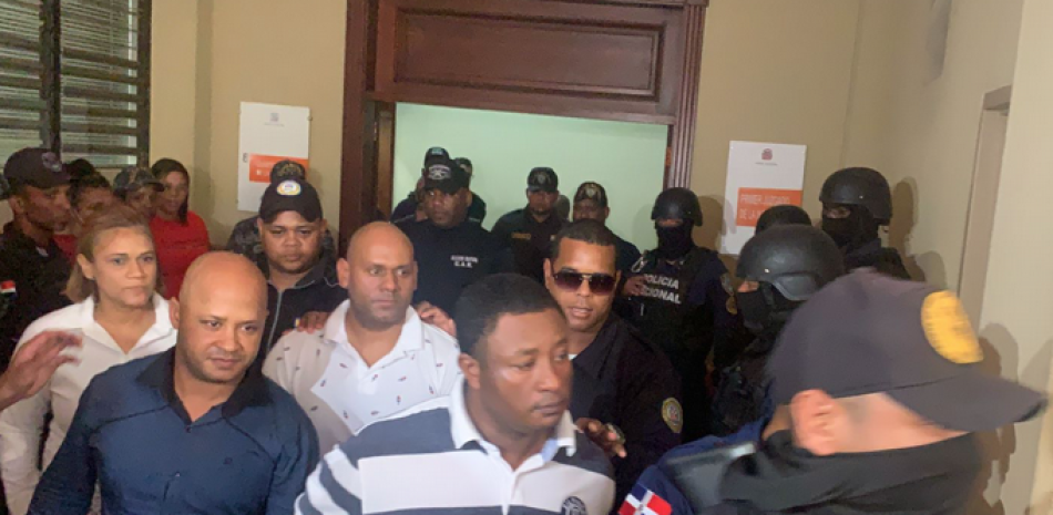 Oficiales conducidos a la cárcel por el crimen de Richard Báez, torturado en el destacamento de Cienfuegos. ONELIO DOMÍNGUEZ / LISTÍN DIARIO