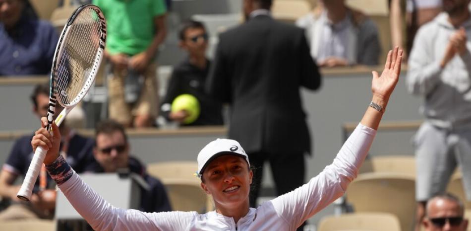Iga Swiatek abre los brazos en señal de un nuevo logro alcanzado en el tenis internacional