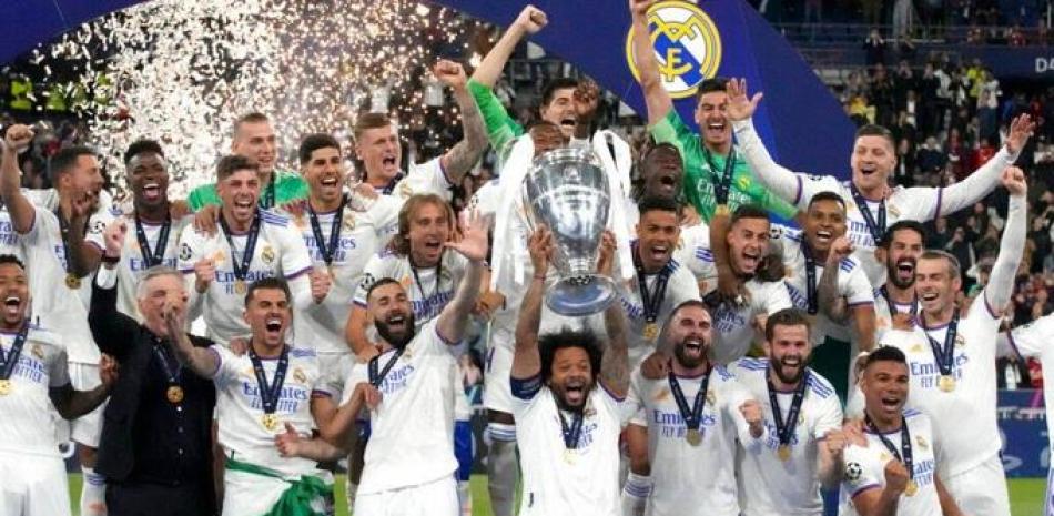Jugadores del Real Madrid festejan la corona obtenida tras vencer al Liverpool en la Champions League