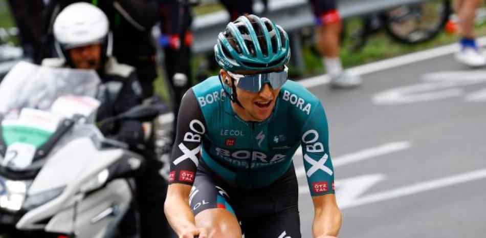 Jai Hindley al momento se apresta arribar a la meta al ganar la penúltima etapa en el Giro de Italia.