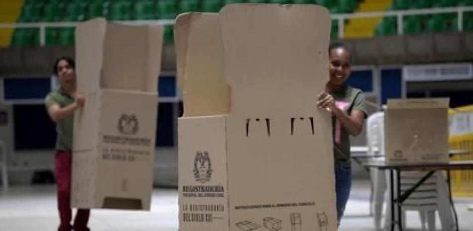 Trabajadores ayudan a preparar un colegio electoral en Cali, en vísperas de las elecciones presidenciales de Colombia. AFP