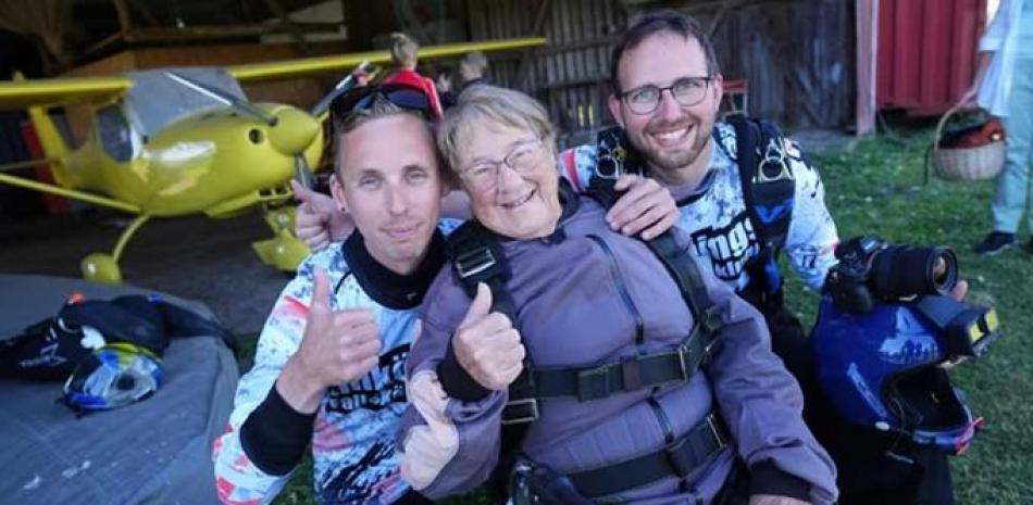 Larsson de 103 años se lanzó de paracaídas, AFP