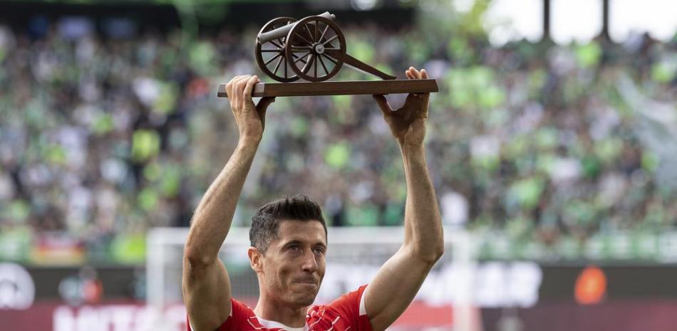 El delantero polaco Robert Lewandowski, del Bayern Munich, muestra el trofeo al máximo goleador de la Bundesliga después del partido frente a Wolfsburgo.