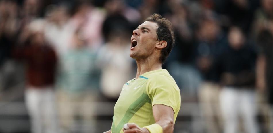El español Rafael Nadal festeja tras vencer al canadiense Felix Auger-Aliassime en duelo de la cuarta ronda del Abierto de Francia, en el estadio Roland Garros de París.