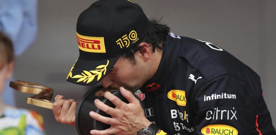 El piloto mexicano Sergio Pérez, de Red Bull, besa el trofeo al tiempo que festeja en el podio luego de conquistar el Gran Premio de Mónaco de la Fórmula Uno.